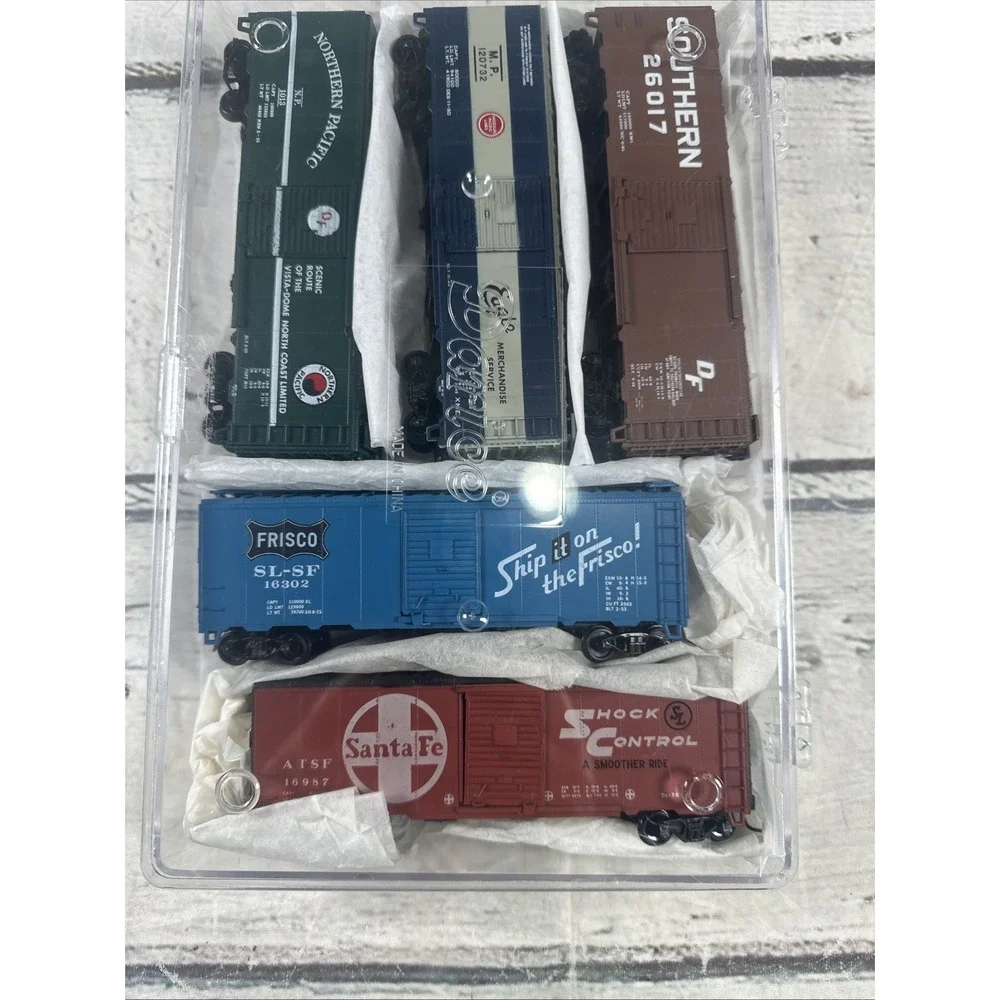HO Scale Freight Car Lot of 5 Santa Fe Frisco Southern Northern Pacific w/ Case